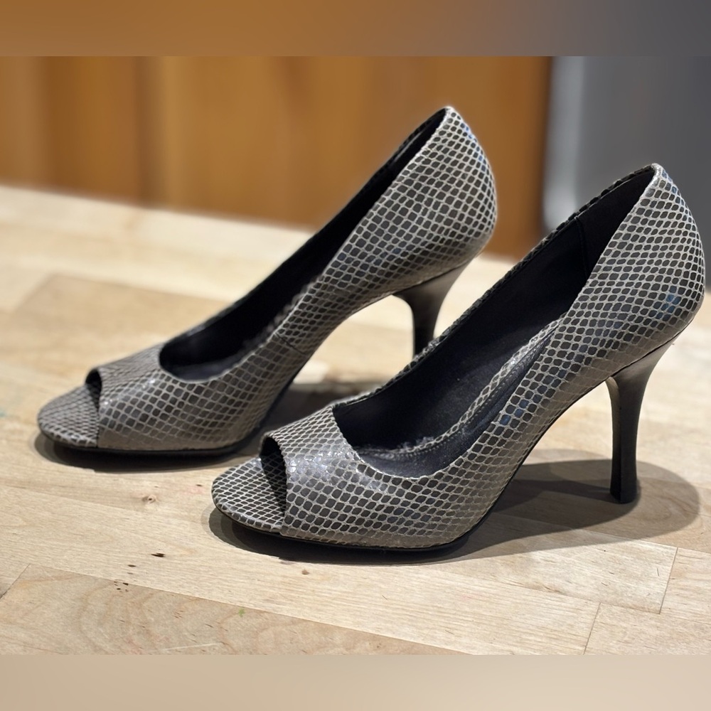 Calvin Klein Snakeskin Gray Peep-Toe Heels size 6